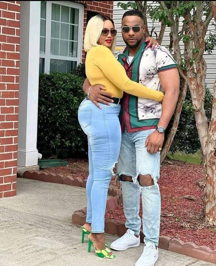 Deuxième Image de Célébrités. L'acteur Nollywood, Bolanle Ninalowo vient de se résigner à un fait. Celui de la fin de son mariage qui durait plus de 18 ans. Alors que tout semblait bien aller, selon les images sur internet, c'est avec tristesse que nous découvrons que ce couple tant apprécié doit se séparer suite à des soupçons d'infidélité. Selon vous, pourquoi est ce qu'il est difficile de voir un couple star débuter et finir dans un unique mariage ?