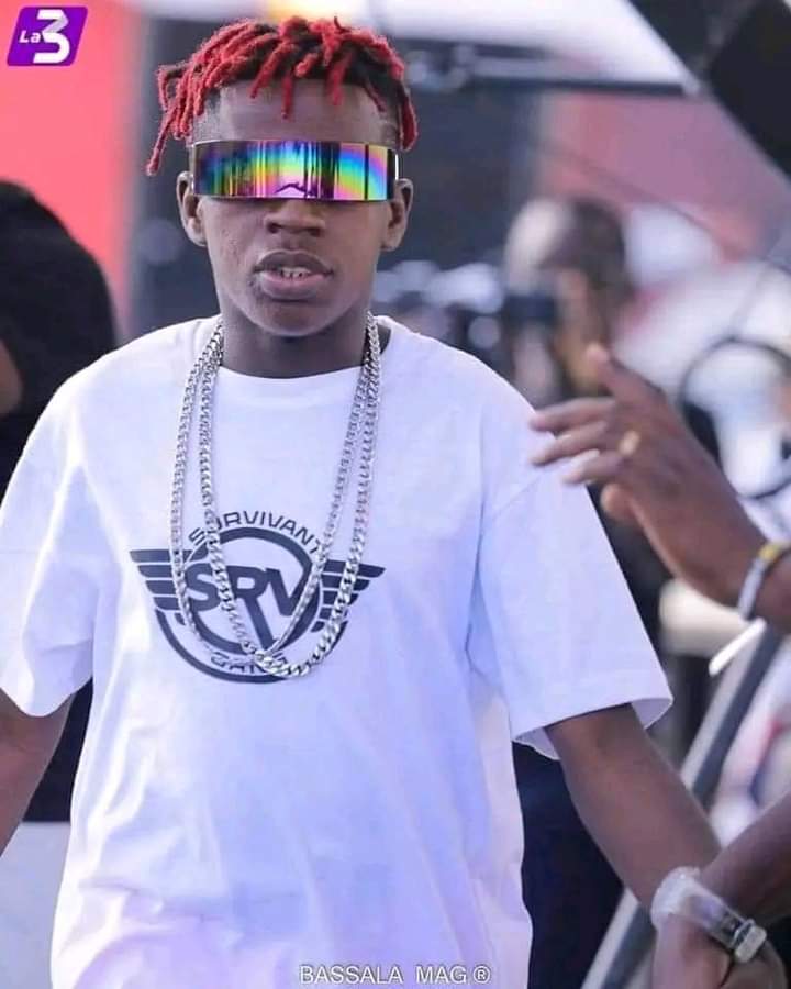 Image de Célébrités. Tout se complique dans la carrière de l'artiste ivoirien, DJ Congélateur. Rentré d'une tournée européenne produite par Nama Bouaké Production, la jeune star a été enlevée à Abidjan. Les raisons seraient d'ordre financières. Accusé de devoir 10 millions de FCFA à un certain Bilal, ce dernier l'aurait enlevé afin d'entrer en possession de son dû. C'est après d'âpres interventions, surtout de la famille de Congé particulièrement de sa mère, que l'artiste obtiendra son salut. Il est libre et cherche à faire la paix avec son ex manager devenu chanteur, Manadja Confirmé. Que pensez-vous de tous ces péripéties autour de la carrière de DJ Congélateur ? _