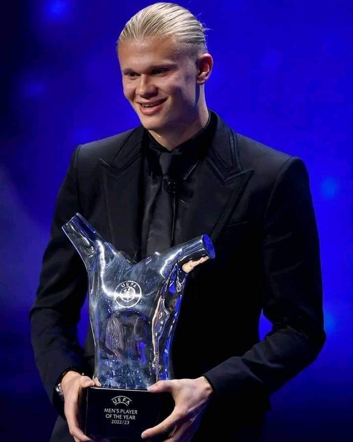 Deuxième Image de Football. Le joueur de Manchester City, Erling Haaland a été élu meilleur joueur UEFA devant leo Messi, qui lui se classe deuxième. Ayant tous remportés cette saison avec son club, c'est sans surprise que Erling décroché ce titre, mais pensez vous qu'il remportera l'ultime trophée qui lui manque, à savoir le Ballon d'or ?