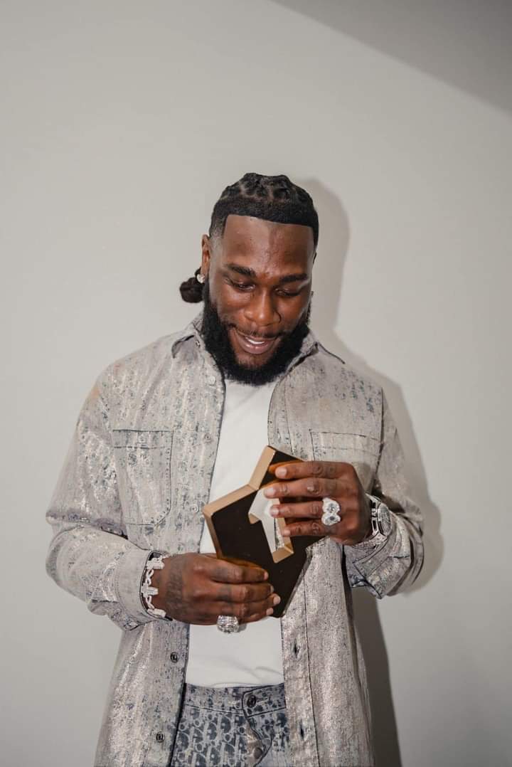 Deuxième Image de Célébrités. L'artiste nigérian Burna Boy est entré dans l'histoire de la musique africaine. En effet, Burna est désormais le tout premier artiste africain à atteindre la barre de 1 milliard de streams sur Boomplay. Un record qui lui vaut le surnom de "Tupac Africain". Pensez vous que Burna est le meilleur artiste africain actuellement ?