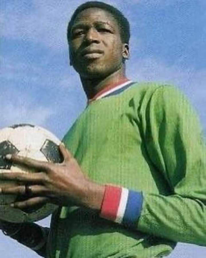 Image de Football. C'est la triste nouvelle qui s'abat sur le foot africain. La légende du football malien et africain, Salif Keita dit "Domingo", le tout premier Ballon D'or africain s'est éteint à la suite de complications respiratoires. Il a remporté le Ballon d'or en 1970. Je ne l'ai pas connu, vu qu'il jouait avant ma naissance mais l'histoire remonte les traces indélébiles qu'il a laissé dans le football mondial. Et vous, que retenez-vous de ce grand footballeur ?