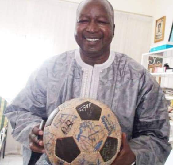 Deuxième Image de Football. C'est la triste nouvelle qui s'abat sur le foot africain. La légende du football malien et africain, Salif Keita dit "Domingo", le tout premier Ballon D'or africain s'est éteint à la suite de complications respiratoires. Il a remporté le Ballon d'or en 1970. Je ne l'ai pas connu, vu qu'il jouait avant ma naissance mais l'histoire remonte les traces indélébiles qu'il a laissé dans le football mondial. Et vous, que retenez-vous de ce grand footballeur ?