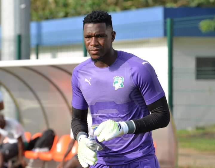 Image de Football. Le gardien de Angers en ligue 1 française, Yahia Fofana, vient de rejoindre les éléphants de Côte d'Ivoire. Le jeune Franco Ivoirien de 23 ans a choisi la Côte d'Ivoire au détriment de la France pour la suite de sa carrière internationale. Comme un messi, Yahia porte tous les espoirs des supporters ivoiriens qui voient en lui le gardien tant attendu pour l'équipe ivoirienne. Pensez-vous que Yahia a les capacités de devenir le gardien numéro 1 chez les éléphants de Côte d'Ivoire ?