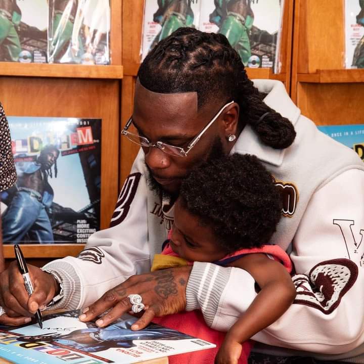 Image de Célébrités. L'artiste nigerian Burna Boy a procédé au lancement de son magazine dénommé "I Told Them". "I Told Them" est à la fois un album musical et un magazine. Alors que l'album est sorti il ya à peine quelques jours, le magazine a été lancé il ya seulement quelques heures à Londres. J'espère que ce magazine connaîtra autant de succès que l'album musical qui lui cartonne déjà. Que pensez-vous de cette orientation du business de Burna Boy ?