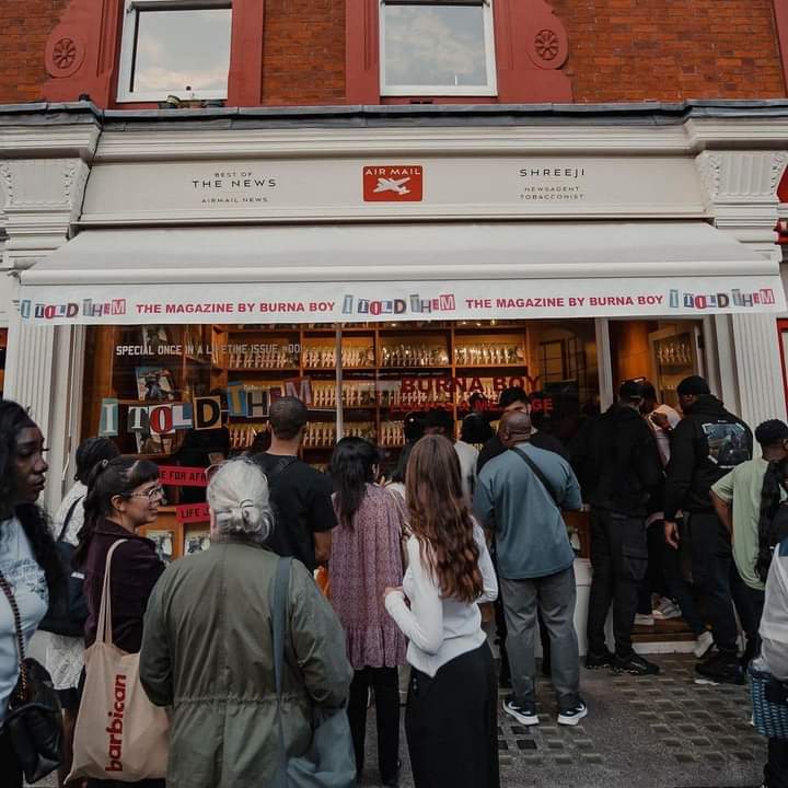 Quatrième Image de Célébrités. L'artiste nigerian Burna Boy a procédé au lancement de son magazine dénommé "I Told Them". "I Told Them" est à la fois un album musical et un magazine. Alors que l'album est sorti il ya à peine quelques jours, le magazine a été lancé il ya seulement quelques heures à Londres. J'espère que ce magazine connaîtra autant de succès que l'album musical qui lui cartonne déjà. Que pensez-vous de cette orientation du business de Burna Boy ?