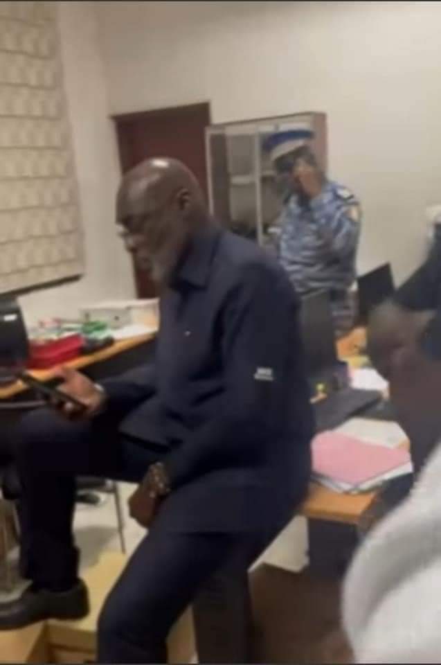 Image de Politique. Des hommes de la gendarmerie nationale ivoirienne se sont inscrustés au sein de la mairie de Cocody. Arrivés sous un faux prétexte, il se trouve que ces hommes y étaient suite à la contestation du résultat de la CEI quant à la victoire du maire Jean Marc Yacé. Ces hommes auraient agit ainsi afin de prouver que la victoire de Yacé a été acquise après fraude. Que pensez-vous de ces événements survenus à la mairie de Cocody ?