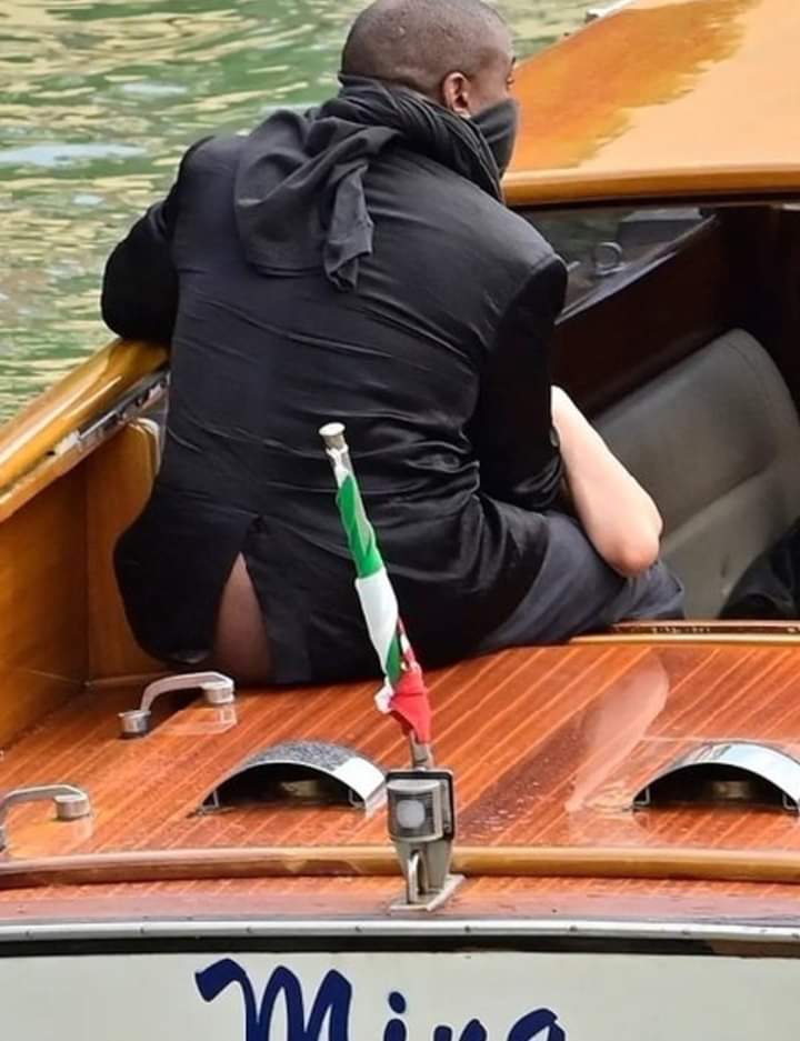 Deuxième Image de Célébrités. La superstar américaine et sa compagne Censori Bianca ont été interdit à bord de toit bateaux à Venise. La raison est que le couple a été aperçu dans une posture peu recommandable alors qu'ils étaient dans une embarcation. Appréciez les images et dites moi si cela vaut la sanction.