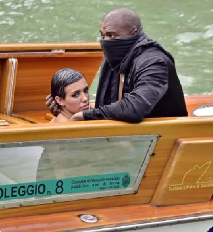 Troisième Image de Célébrités. La superstar américaine et sa compagne Censori Bianca ont été interdit à bord de toit bateaux à Venise. La raison est que le couple a été aperçu dans une posture peu recommandable alors qu'ils étaient dans une embarcation. Appréciez les images et dites moi si cela vaut la sanction.