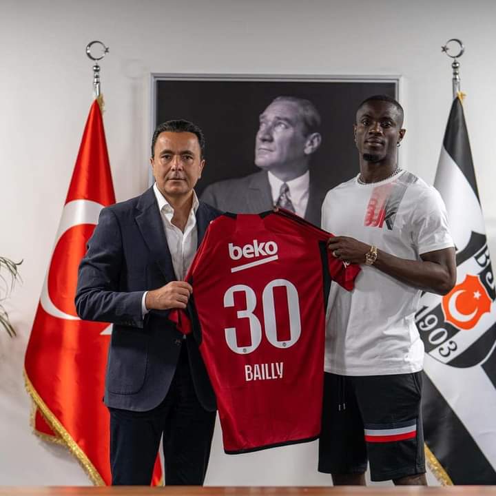 Deuxième Image de Football. L'international ivoirien Éric Bailly vient de s'engager pour une année avec le club turc Besiktas. Étant en baisse de régime à l'Olympique de Marseille, cette nouvelle destination s'offre comme une nouvelle opportunité pour le joueur de revenir à son niveau qui lui avait valu sa place incontestable avec les éléphants. Pensez-vous que Éric Bailly a encore la capacité de s'imposer dans ce championnat turc?