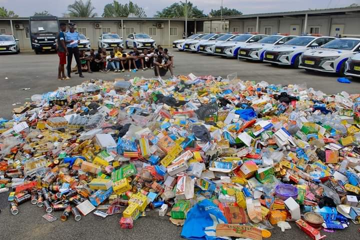 Deuxième Image de Société. La police ivoirienne semble avoir entendu les différentes interpellations face à la propagande du "Kadafi". En effet, la police a procédé à la saisie de plusieurs produits qui entrent dans la préparation de la drogue "Kadafi" ce 6 Septembre. J'espère que freiner l'avancée de la consommation de cette drogue sera la propriété de nos autorités. Que pensez-vous de la drogue "Kadafi"?