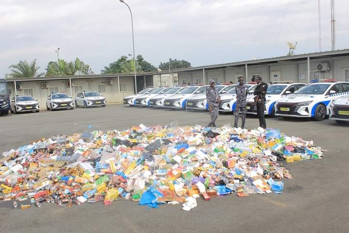 Troisième Image de Société. La police ivoirienne semble avoir entendu les différentes interpellations face à la propagande du "Kadafi". En effet, la police a procédé à la saisie de plusieurs produits qui entrent dans la préparation de la drogue "Kadafi" ce 6 Septembre. J'espère que freiner l'avancée de la consommation de cette drogue sera la propriété de nos autorités. Que pensez-vous de la drogue "Kadafi"?