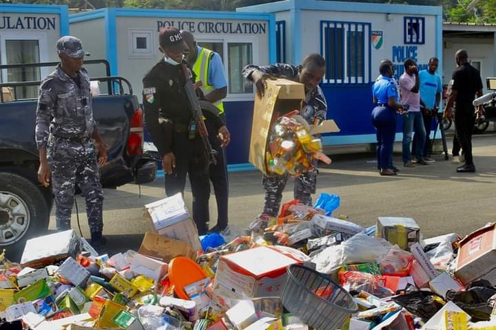 Quatrième Image de Société. La police ivoirienne semble avoir entendu les différentes interpellations face à la propagande du "Kadafi". En effet, la police a procédé à la saisie de plusieurs produits qui entrent dans la préparation de la drogue "Kadafi" ce 6 Septembre. J'espère que freiner l'avancée de la consommation de cette drogue sera la propriété de nos autorités. Que pensez-vous de la drogue "Kadafi"?