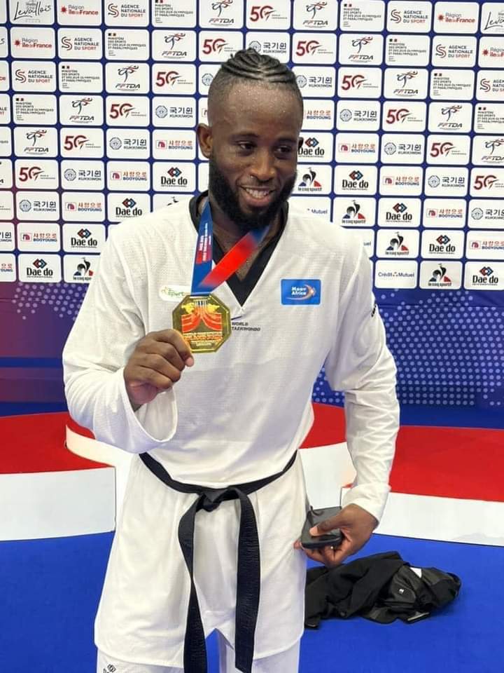 Image de Sport. L'athlète ivoirien Cheick Cissé Sallah, numéro mondial du taekwondo a défendu sa position en obtenant la médaille d'or de sa catégorie aux championnats du monde d'athlétisme. De ce fait, il obtient sa qualification pour les prochains jeux olympiques à Paris en 2024. Contrairement à lui, la championne ivoirienne Ruth Gbagbi est elle tombée en quart de finale. Que pourrait justifier la méforme de Ruth Gbagbi qui elle était aussi Numéro 1 mondial de sa catégorie ?