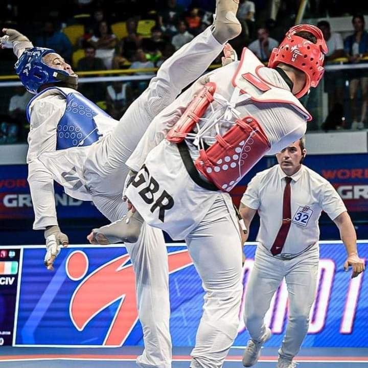 Deuxième Image de Sport. L'athlète ivoirien Cheick Cissé Sallah, numéro mondial du taekwondo a défendu sa position en obtenant la médaille d'or de sa catégorie aux championnats du monde d'athlétisme. De ce fait, il obtient sa qualification pour les prochains jeux olympiques à Paris en 2024. Contrairement à lui, la championne ivoirienne Ruth Gbagbi est elle tombée en quart de finale. Que pourrait justifier la méforme de Ruth Gbagbi qui elle était aussi Numéro 1 mondial de sa catégorie ?