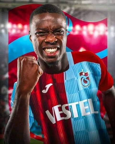 Deuxième Image de Football. L'international ivoirien, Nicolas Pépé, vient de s'engager avec le club turc Trabzonspor. Quelques heures après Éric Bailly qui a signé à Besiktas, l'ancien pensionnaire de l'Arsenal FC rejoint son coéquipier dans ce nouveau championnat. J'espère que cette nouvelle destination lui portera plus de chance. Que pensez-vous de cette nouvelle aventure de Nicolas Pépé ?