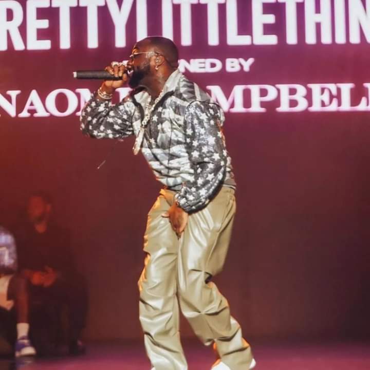 Image de Célébrités. L'artiste nigérian Davido a donné une prestation au défilé de PrettylittleThing en soutien à la mannequin britannique Naomi Campbell qui présentait une collection à cet événement. Je vous laisse découvrir le show de Davido. A-t-il assuré ?