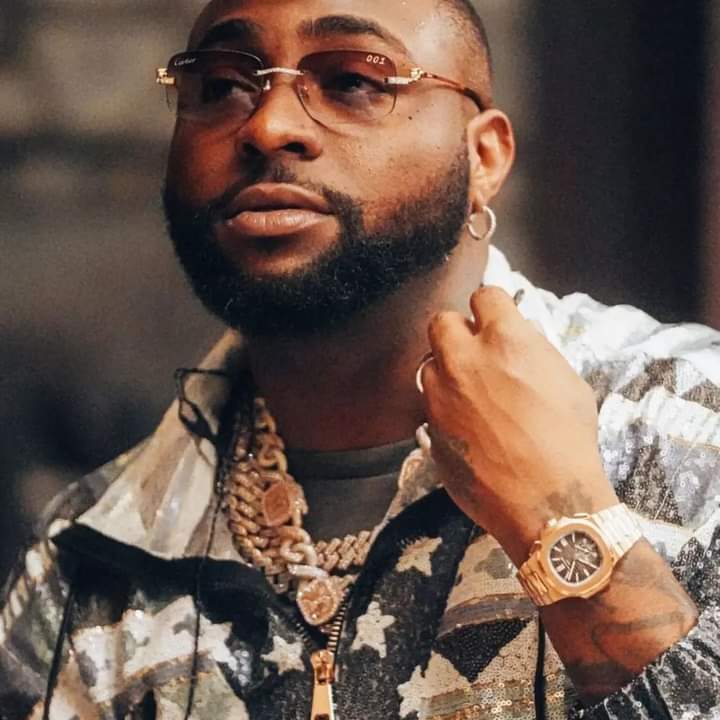 Troisième Image de Célébrités. L'artiste nigérian Davido a donné une prestation au défilé de PrettylittleThing en soutien à la mannequin britannique Naomi Campbell qui présentait une collection à cet événement. Je vous laisse découvrir le show de Davido. A-t-il assuré ?