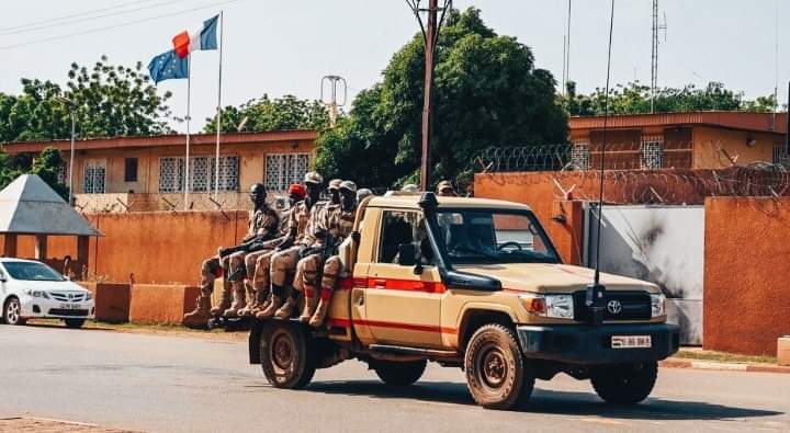 Deuxième Image de Affaires Etrangères. Les autorités nigériennes ont fait un communiqué dans lequel ils dénoncent un complot de déstabilisation contre leur pays. Un complot dont les instigateurs seraient la Côte d'Ivoire, le Sénégal, le Bénin soutenus par la France. Des dispositions militaires seraient prises par ces pays afin d'envahir très prochainement le territoire nigériens. Ces informations sont elles avérées ? Quelles conséquences pourraient avoir une ingérence de ces pays dans les affaires nigériennes ?