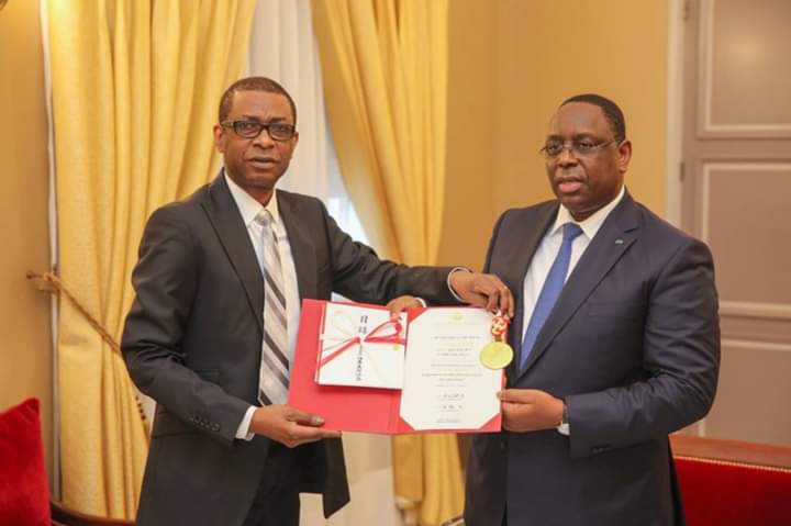 Image de Célébrités. La superstar sénégalaise , Youssou Ndour vient de renoncer à son poste de ministre conseiller de Macky Sall. Celui qui est considéré comme l'artiste africain le plus riche, serait visiblement intéressé par la présidence sénégalaise. Pour atteindre son objectif, il met fin à sa collaboration avec le président actuellement controversé Macky Sall afin de se concentrer sur sa propre formation politique pour se donner plus de chance de devenir Président de la République. Pensez-vous que l'icône de la musique sénégalaise a-t-il des chances de devenir Président au Sénégal ?