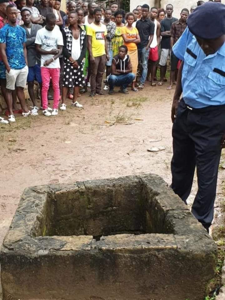 Image de Faits Divers. Le corps sans vie d'une jeune dame d'une trentaine d'années a été repêché d'un puits par les pompiers à Bouna. Selon les témoignages, il se trouve que c'est une personne qui souffrait de dépression, capable de disparaitre pendant un long moment avant de réapparaître. Son mal serait l'arme qui lui a ôté la vie. Mais pourquoi, sachant qu'elle souffrait d'une maladie psychologique, rien n'a été fait pour éviter que ce drame se produire ? N'est ce pas là un acte de non assistance à personne en danger ?