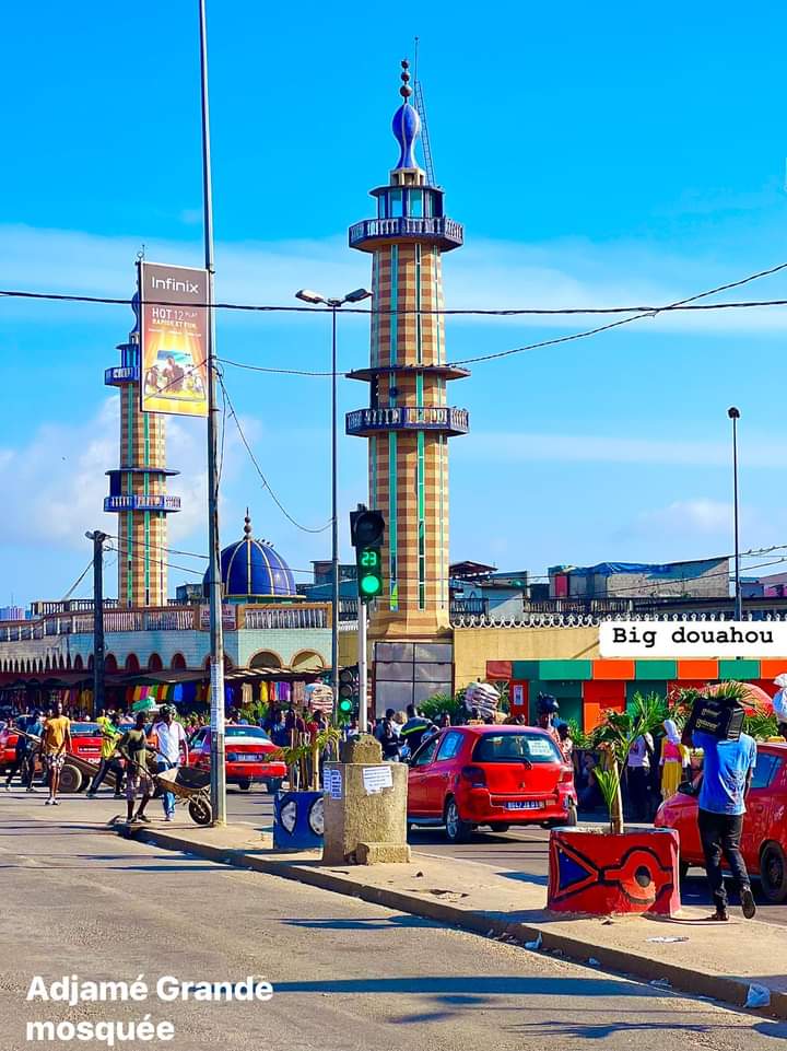 Image de Société. La mairie de la commune d'Adjamé, dans la ville d'Abidjan, a décidé d'honorer plusieurs personnalités ivoiriennes particulièrement des journalistes en attribuant leurs noms à des rues. Parmi ces journalistes on a Ricardo Xama, Fausseni Dembélé, John Jay, Agnès Kraidy, Habiba Dembélé ou Israël Guebo. Que pensez-vous de cette initiative de la mairie d'Adjamé ?