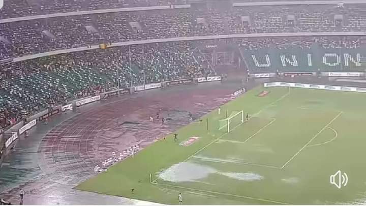 Image de Football. Le match amical entre la Côte d'Ivoire et le Mali au Stade flambant neuf d'Ebimpé a été avorté. Alors que nous tendions vers la fin de la première mi-temps, une pluie diluvienne va mettre fin définitivement au match, laissant un sentiment d'inachevé dans le cœur du public venu assister à la rencontre. Le Stade n'arrivait pas à irriguer l'eau laissant donc une pelouse impraticable. Sommes nous réellement prêts à accueillir la CAN 2023 après cette déception à Ebimpé, le stade pressenti pour accueillir le match d'ouverture de la CAN ?