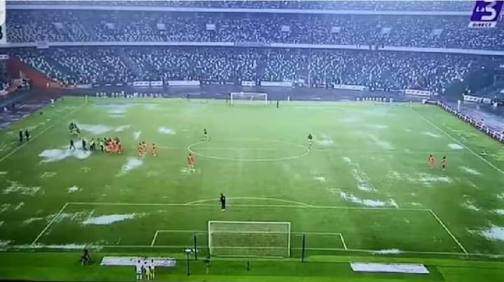 Deuxième Image de Football. Le match amical entre la Côte d'Ivoire et le Mali au Stade flambant neuf d'Ebimpé a été avorté. Alors que nous tendions vers la fin de la première mi-temps, une pluie diluvienne va mettre fin définitivement au match, laissant un sentiment d'inachevé dans le cœur du public venu assister à la rencontre. Le Stade n'arrivait pas à irriguer l'eau laissant donc une pelouse impraticable. Sommes nous réellement prêts à accueillir la CAN 2023 après cette déception à Ebimpé, le stade pressenti pour accueillir le match d'ouverture de la CAN ?