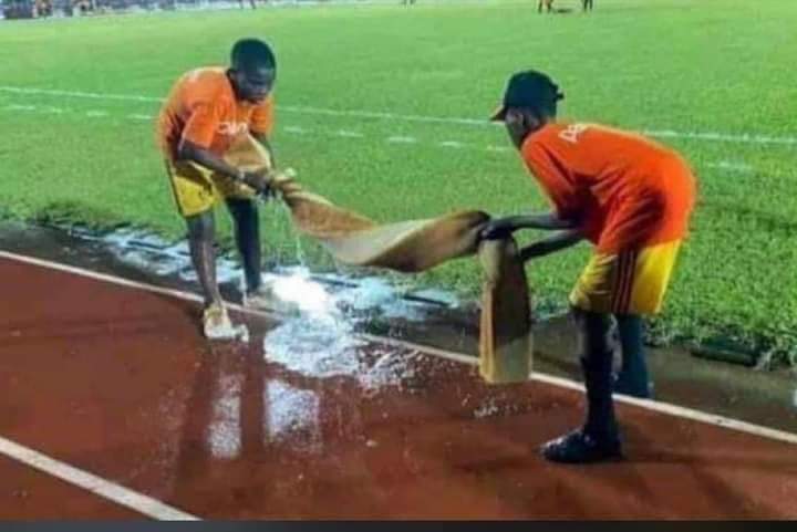 Troisième Image de Football. Le match amical entre la Côte d'Ivoire et le Mali au Stade flambant neuf d'Ebimpé a été avorté. Alors que nous tendions vers la fin de la première mi-temps, une pluie diluvienne va mettre fin définitivement au match, laissant un sentiment d'inachevé dans le cœur du public venu assister à la rencontre. Le Stade n'arrivait pas à irriguer l'eau laissant donc une pelouse impraticable. Sommes nous réellement prêts à accueillir la CAN 2023 après cette déception à Ebimpé, le stade pressenti pour accueillir le match d'ouverture de la CAN ?