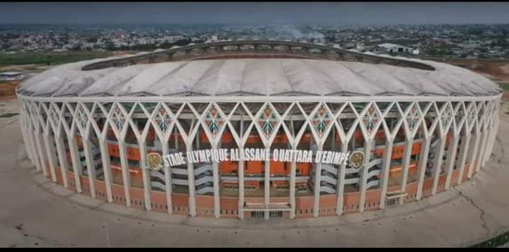 Quatrième Image de Football. Le match amical entre la Côte d'Ivoire et le Mali au Stade flambant neuf d'Ebimpé a été avorté. Alors que nous tendions vers la fin de la première mi-temps, une pluie diluvienne va mettre fin définitivement au match, laissant un sentiment d'inachevé dans le cœur du public venu assister à la rencontre. Le Stade n'arrivait pas à irriguer l'eau laissant donc une pelouse impraticable. Sommes nous réellement prêts à accueillir la CAN 2023 après cette déception à Ebimpé, le stade pressenti pour accueillir le match d'ouverture de la CAN ?