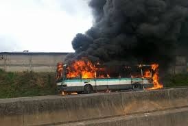 Image de Faits Divers. Un bus de la SOTRA (société de transport abidjanais) a pris feu alors qu'il transportait de nombreuses personnes. Aucune perte en vie humaine n'est à déplorer. Cependant cela soulève un gros problème à savoir l'entretien de ces bus qui transportent de nombreux abidjanais chaque jour. Que la SOTRA se penche sérieusement sur ce problème afin que cela ne coûtent un jour la vie à de nombreuses personnes innocentes.