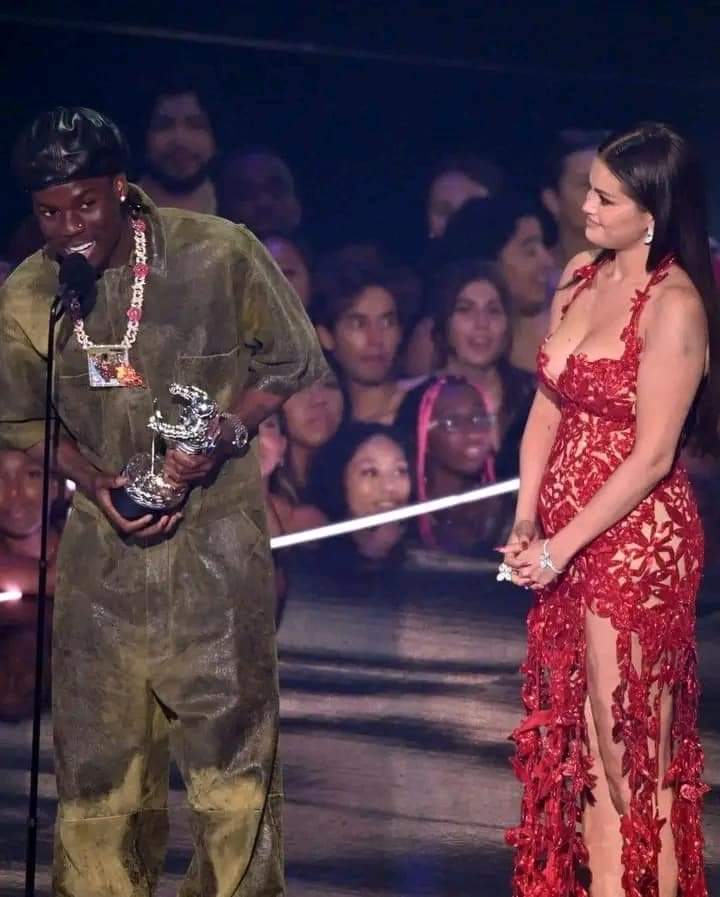 Image de Célébrités. Le titre "Calm Down" de Rema featuring Selena Gomez a été désigné Meilleure chanson Afrobeat au MTV vidéo Music Awards 2023. Un trophée qui vient s'ajouter aux différentes récompenses déjà obtenues par ce titre. Et vous, pensez vous que ce titre mérite cette récompense ?