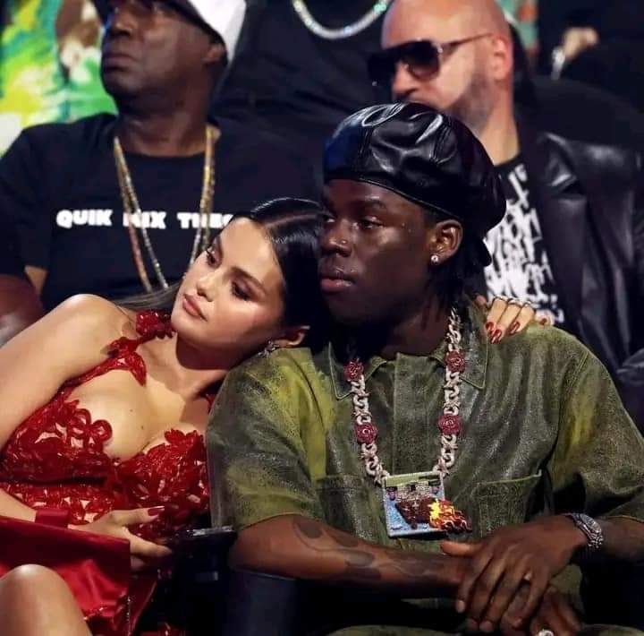 Deuxième Image de Célébrités. Le titre "Calm Down" de Rema featuring Selena Gomez a été désigné Meilleure chanson Afrobeat au MTV vidéo Music Awards 2023. Un trophée qui vient s'ajouter aux différentes récompenses déjà obtenues par ce titre. Et vous, pensez vous que ce titre mérite cette récompense ?