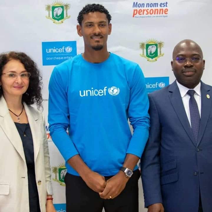 Image de Football. L'international footballeur ivoirien, Sébastien Haller a été nommé ambassadeur de l'UNICEF. Cette nomination fait suite à la volonté du joueur de soutenir les droits des enfants. Au delà d'être un grand footballeur, Haller démontre son amour pour les enfants. Que pensez vous de l'engagement humanitaire de Haller?