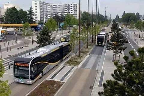 Image de Société. Plusieurs travaux d'amélioration du traffic interurbain sont en cours à Abidjan. Une ligne de BRT est envisagée afin de renforcer ce réseau. Les travaux coûteraient plus de 200 milliards. Un montant qui rappelle les travaux du stade Ebimpé tant décrié pour la qualité de sa pelouse dernièrement. Est ce un budget assez élevé ou raisonnable ?