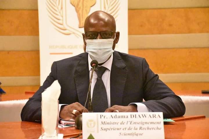 Image de Politique. Le Ministre ivoirien de l'Enseignement Supérieur, Adama Diawara, fait l'objet accusations de tentative de corruption à l'égard des étudiants. Alors qu'il était face aux étudiants afin de leurs présenter la nouvelle réforme sur le tronc commun en faculté de médecine, le Ministre a sorti une liasse de billets. Ce qui fait aujourd'hui l'objet de polémique. Suite à cette action du ministère, celui-ci a été hué l'accusant de vouloir corrompre les étudiants. Mais pensez-vous que c'était réellement une tentative de corruption ? Sinon l'aurait-il fait devant plus de 1000 étudiants ?