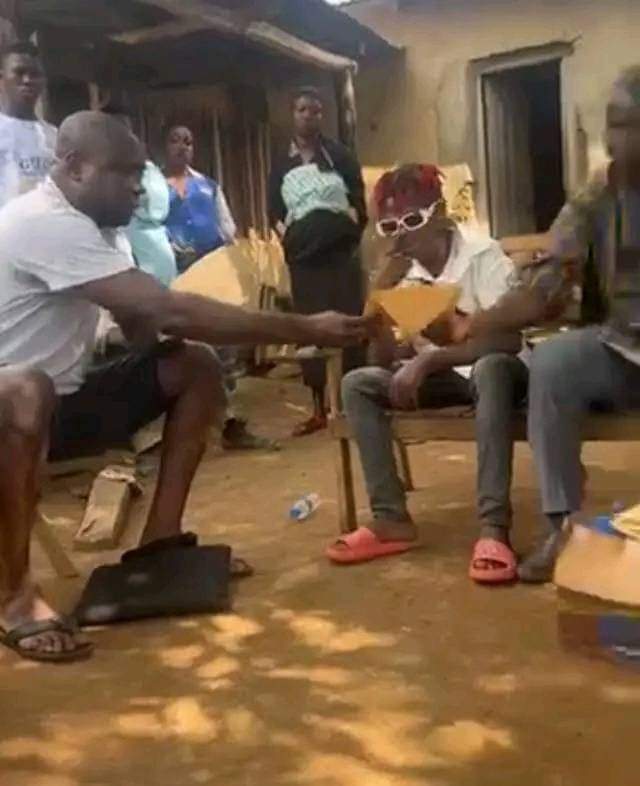 Image de Célébrités. Après s'être retiré au village sur insistance de sa mère, l'artiste ivoirien DJ Congélateur, a reçu la visite de Tiesco Le Sultan et du Staff de Nama Bouaké Production en présence de toute sa famille. Au delà d'une simple visite de courtoisie, l'équipe y était également afin de remettre à l'artiste l'argent de sa tournée européenne effectuée récemment. Nama Bouaké a dit être prêt à lui organiser une nouvelle tournée s'il revenait sur Abidjan. Que pensez vous de cette proposition de Nama Bouaké Production ?