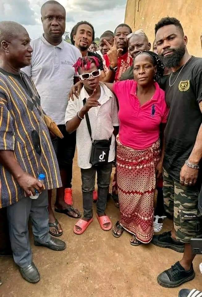 Troisième Image de Célébrités. Après s'être retiré au village sur insistance de sa mère, l'artiste ivoirien DJ Congélateur, a reçu la visite de Tiesco Le Sultan et du Staff de Nama Bouaké Production en présence de toute sa famille. Au delà d'une simple visite de courtoisie, l'équipe y était également afin de remettre à l'artiste l'argent de sa tournée européenne effectuée récemment. Nama Bouaké a dit être prêt à lui organiser une nouvelle tournée s'il revenait sur Abidjan. Que pensez vous de cette proposition de Nama Bouaké Production ?