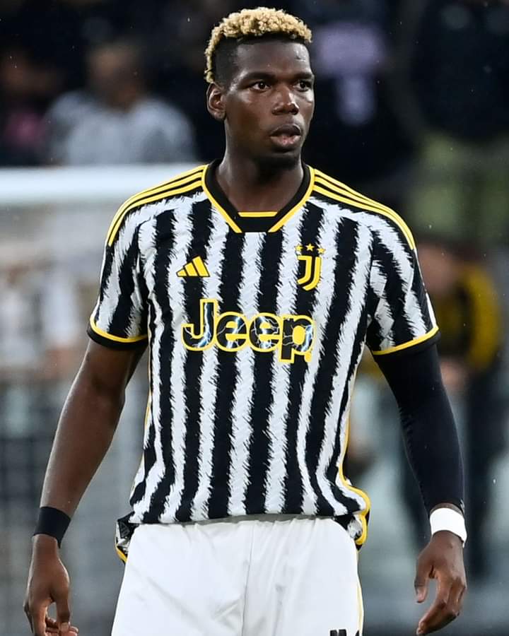 Deuxième Image de Football. L'international footballeur français Paul Pogba est actuellement dans de beaux draps. Une situation du au fait qu'il ait reconnu s'être dopé. Son salaire à la Juventus aurait été reduire au strict minimum syndical, à peine 2.000 euros par mois. Que c'est triste de voir un athlète de son cran tombé aussi bas. Que pensez vous de cette situation de Paul?