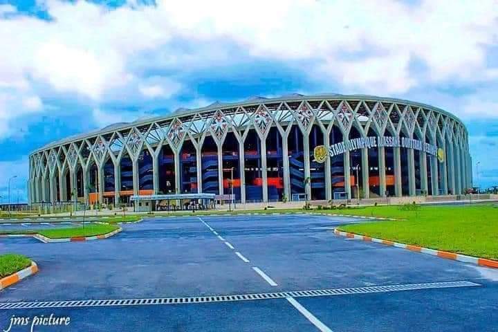 Deuxième Image de Société. Après la déception que nous a infligé l'état de la pelouse du stade Ebimpé lors du match Côte d'Ivoire- Mali, le stade a été mis sous scellé pour travaux sur le système de drainage afin d'être totalement prêt pour la CAN 2023. Si un tel test de la pluie était effectué sur les autres pelouses prévues pour accueillir la CAN 2023, est ce qu'elles supporteront ?