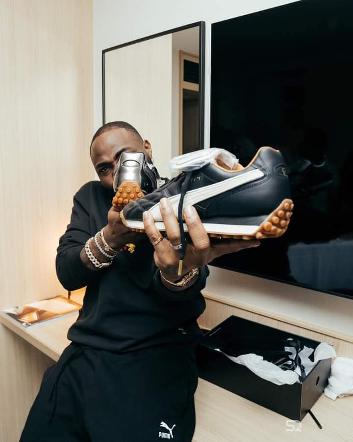 Deuxième Image de Célébrités. La Fenty de Puma est un produit de collaboration de Rihanna et de la marque Puma. L'artiste nigérian Davido est donc le tout premier artiste afrobeat à obtenir ces sneakers.c'est donc tout fier qu'il nous présente ce don de Rihanna. Rappelons que la chaussure est le design de Rihanna.