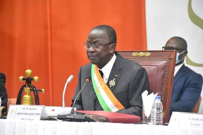 Deuxième Image de Politique. Le Président du Sénat ivoirien, Ahoussou Jeannot, a été battu doublement par le PDCI-RDA en dépit du fait qu'il soit un cadre du RHDP. Après avoir été battu aux régionales, le Président du Sénat, vient de perdre son siège au sénat pour le prochain mandat. Une défaite concédé face au candidat du PDCI. Serait il là la preuve que l'opposition a également des chances de s'imposer si elle sait s'y prendre?