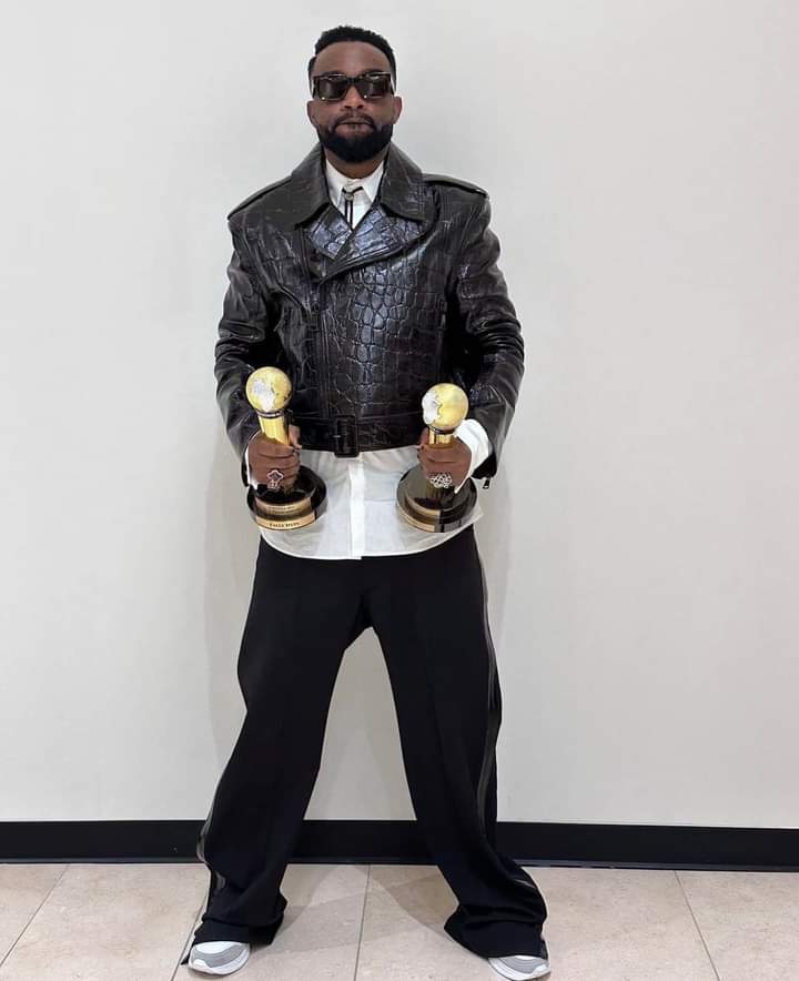 Image de Célébrités. L'artiste congolais, Fally Ipupa a été désigné meilleur artiste francophone aux récents Afrimma. Un second trophée lui a été remis pour l'ensemble de sa carrière. Pensez-vous que c'est un trophée mérité ?