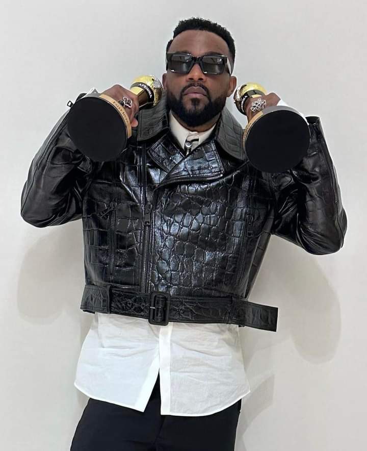 Deuxième Image de Célébrités. L'artiste congolais, Fally Ipupa a été désigné meilleur artiste francophone aux récents Afrimma. Un second trophée lui a été remis pour l'ensemble de sa carrière. Pensez-vous que c'est un trophée mérité ?