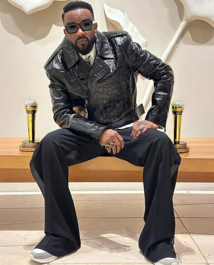 Troisième Image de Célébrités. L'artiste congolais, Fally Ipupa a été désigné meilleur artiste francophone aux récents Afrimma. Un second trophée lui a été remis pour l'ensemble de sa carrière. Pensez-vous que c'est un trophée mérité ?