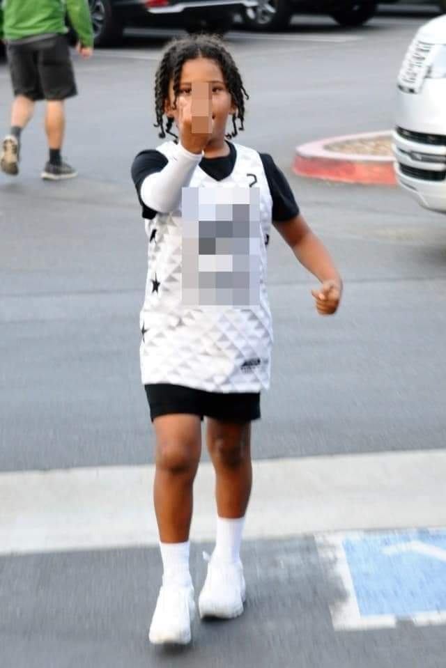 Deuxième Image de Célébrités. Le fils de Kim Kardashian et de Kanye West a bien grandi et visiblement il n'apprécie pas les paparazzis. On peut l'apercevoir faisant un doigt d'honneur à des paparazzis alors qu'il était dehors aux côtés de sa mère. Certains estiment qu'il a l'attitude de son père Kanye West. Pensez-vous qu'un père et son fils partagent obligatoirement le même comportement ?