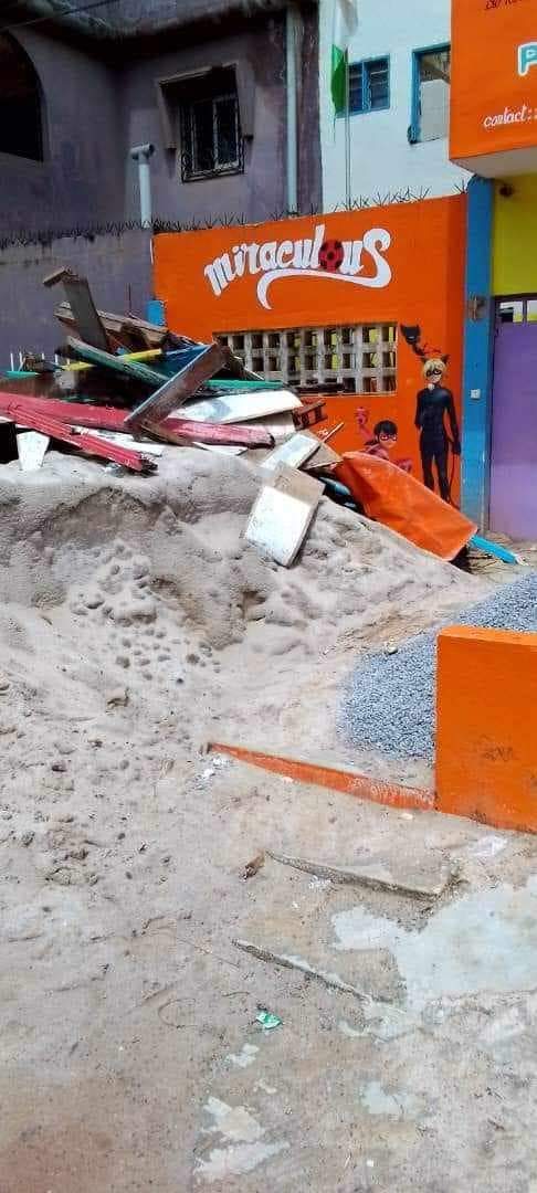 Troisième Image de Faits Divers. La population du quartier Cité Verte de Yopougon a été surprise par l'acte inattendue qu'aurait posé un homme par jalousie. Après avoir essayé de garder l'emprise sur son ex femme sans succès, celui-ci aurait décidé de démolir l'établissement scolaire de celle-ci. Rappelons que les tentatives d'exproprier la dame de ses biens ont avorté à cause du fait qu'ils étaient mariés sous le régime de la séparation de biens. Que pensez vous de cette histoire ?