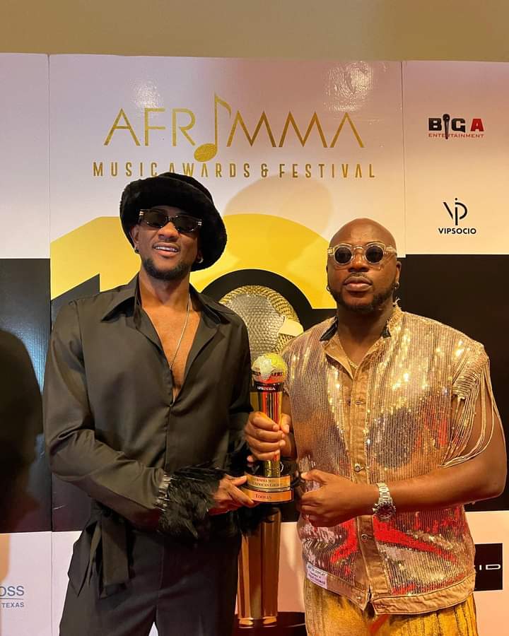 Deuxième Image de Célébrités. Le duo togolais Toofan était aux USA afin de participer aux Afrimma Awards dans la catégorie du meilleur groupe africain. Barabas et Mastadjass ont finalement remporté le titre devenant ainsi le meilleur groupe africain aux Afrimma Awards 2023. Pensez-vous que c'est une récompense méritée ?