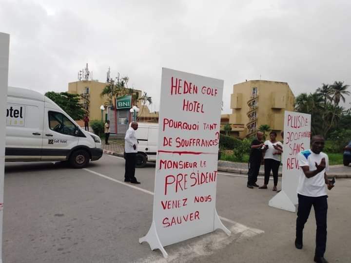 Troisième Image de Faits Divers. Les employés de l'un des plus grands hôtels d'Abidjan et de Côte d'Ivoire sont actuellement en grève. Ils réclament leurs salaires impayés. Cela fait environ une année que ces agents du Golf Hôtel n'ont, selon eux, pas encore perçu de salaire. Je me demande comment font ils pour tenir face à la cherté actuelle de la vie en Côte d'Ivoire. Qu'en dites vous ?