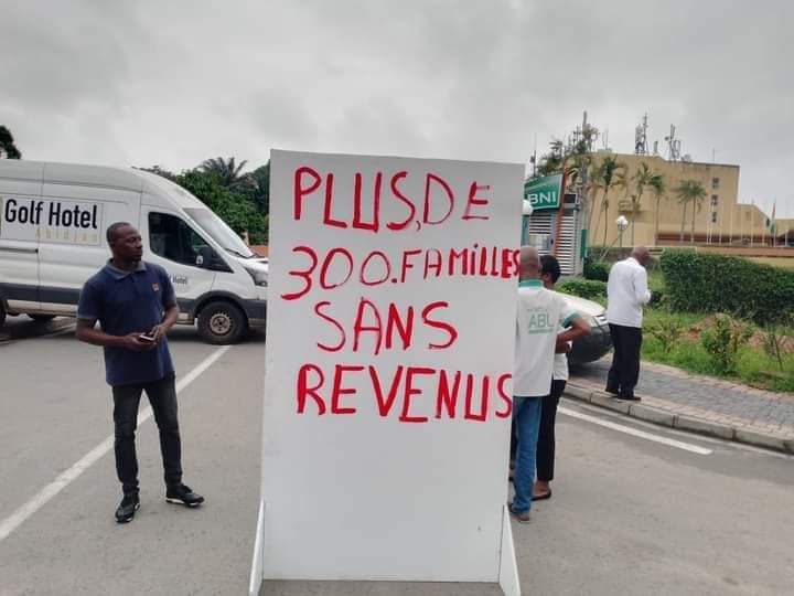 Quatrième Image de Faits Divers. Les employés de l'un des plus grands hôtels d'Abidjan et de Côte d'Ivoire sont actuellement en grève. Ils réclament leurs salaires impayés. Cela fait environ une année que ces agents du Golf Hôtel n'ont, selon eux, pas encore perçu de salaire. Je me demande comment font ils pour tenir face à la cherté actuelle de la vie en Côte d'Ivoire. Qu'en dites vous ?