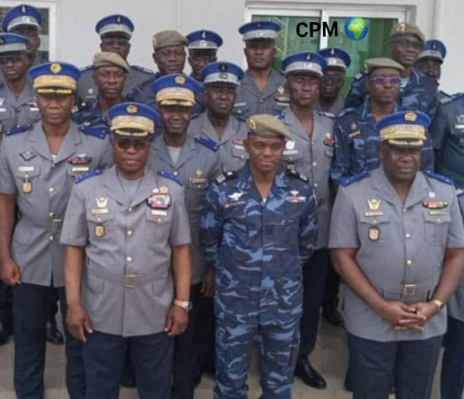 Image de Affaires Etrangères. Deux gendarmes ivoiriens ont été épinglés sur un site d'orpaillage clandestins sur le territoire burkinabè. Comme sanction à cette intrusion mal appréciée par les autorités burkinabè, les gendarmes ivoiriens ont été mis aux arrêts et transférés vers Ouagadougou en dépit des négociations entre les différentes hiérarchies. Il semblerait que les ivoiriens se sont retrouvés sur le site par hasard suite à une patrouille. Ils sont de la brigade de Bouna, non loin du territoire burkinabè. J'espère qu'on ne revivra pas l'affaire des soldats ivoiriens interpelés au Mali. Qu'en dites-vous ?